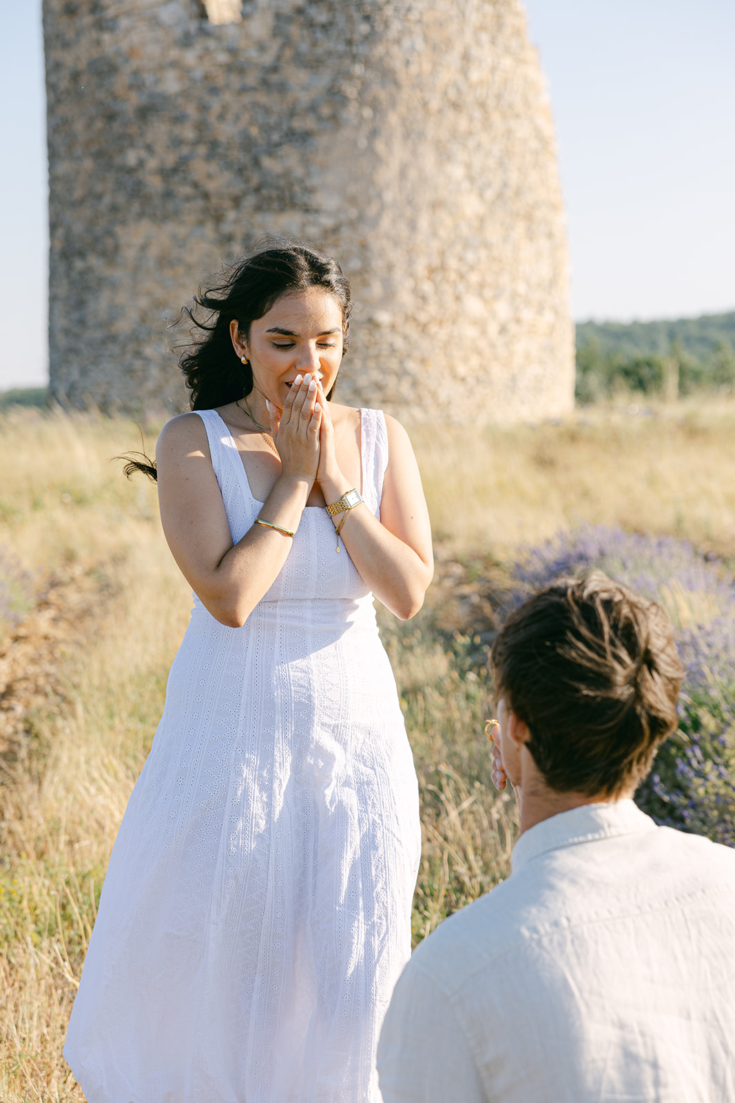 Futurs mariés photographiés pendant une séance photo avant leur mariage en Provence