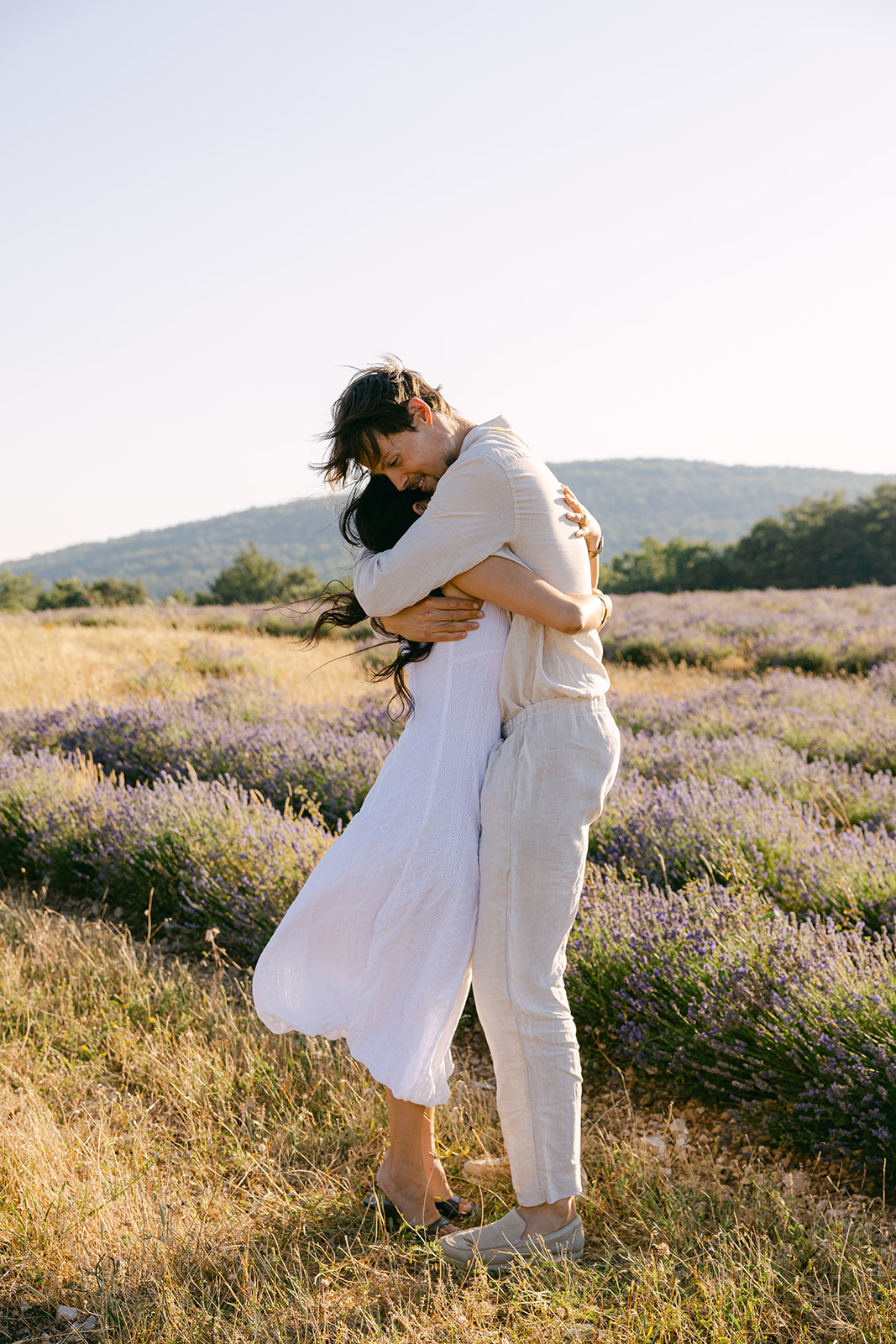 Couple marchant naturellement pendant une séance photo engagement avant le mariage