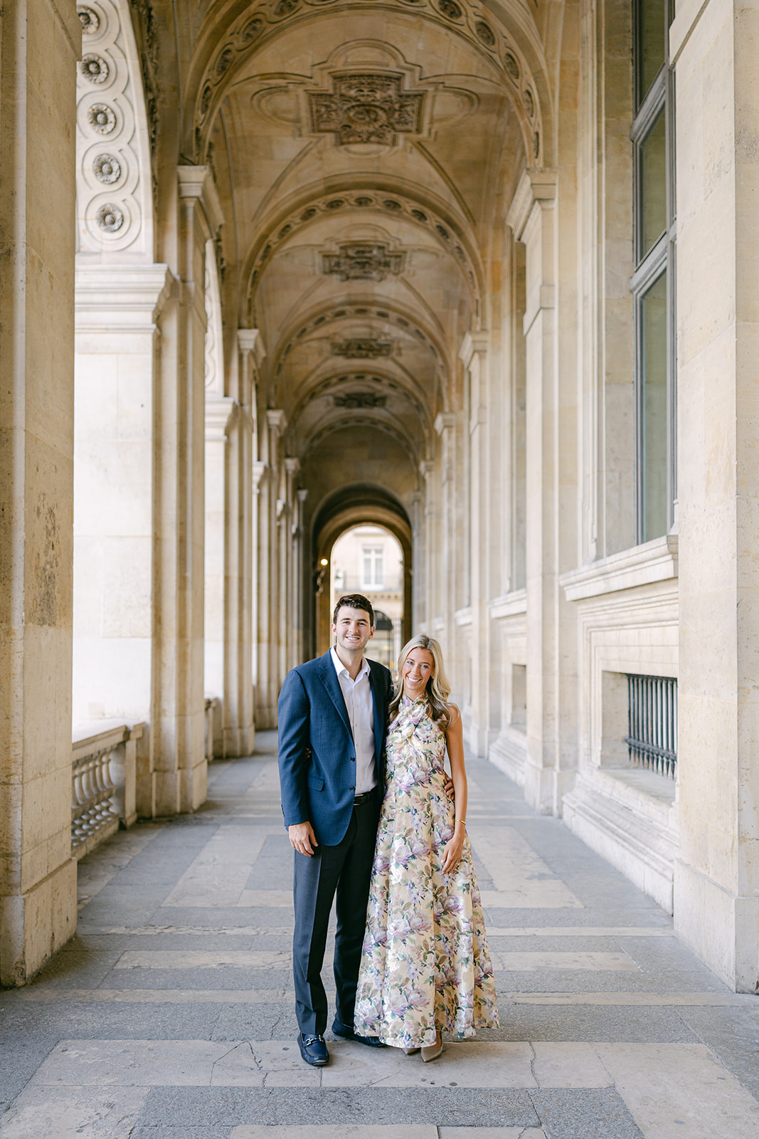 Couple lors d’une séance engagement dans les rues de Paris