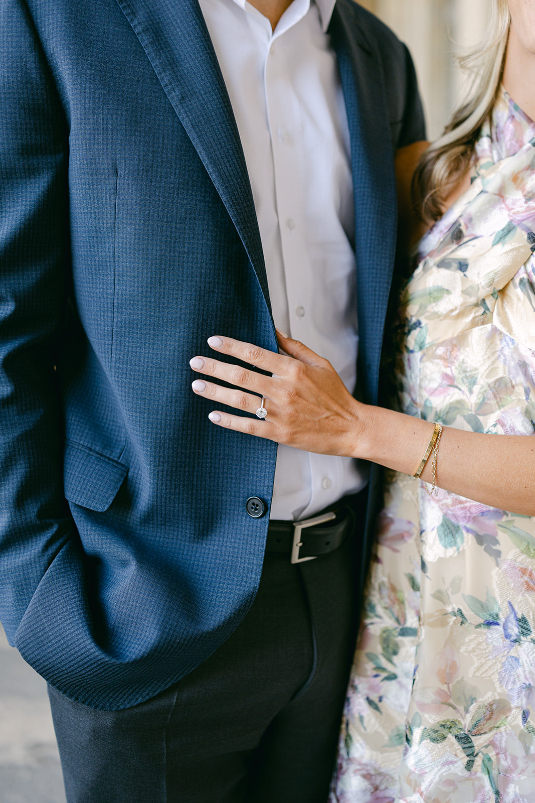 Futurs mariés photographiés à Paris pendant leur séance photo avant le mariage