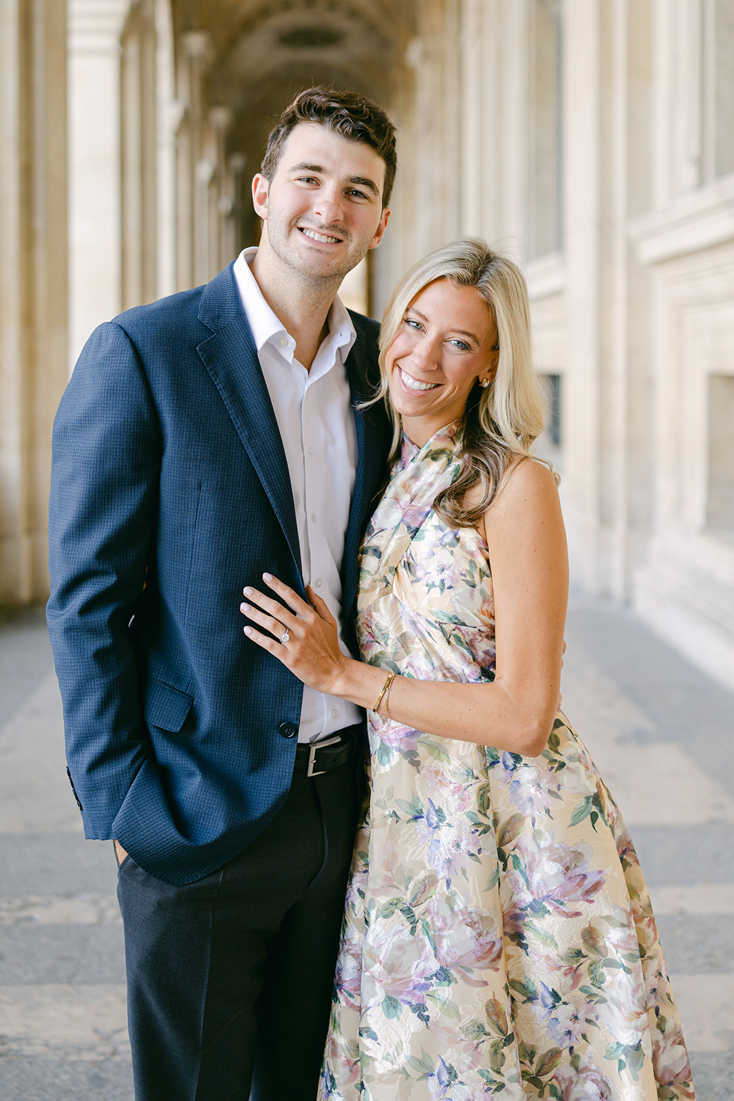 Couple marchant dans Paris lors d’une séance photo engagement naturelle et élégante